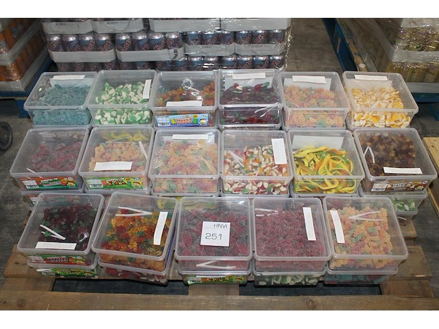 Snoepbakken sweetzone in grote diversiteit. ruim 50 kg emmers op pallet. tht voornamelijk 2026. - afbeelding 1 van  2