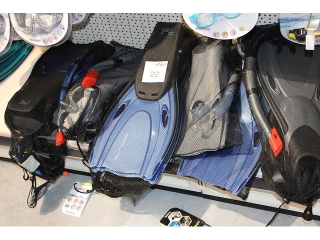 Snorkelsets bestway bestaande uit snorkel, zwemvliezen en bril, in diverse maten en uitvoeringen, 13 sets. - afbeelding 3 van  5
