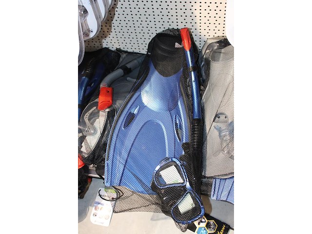 Snorkelsets bestway bestaande uit snorkel, zwemvliezen en bril, in diverse maten en uitvoeringen, 13 sets. - afbeelding 5 van  5