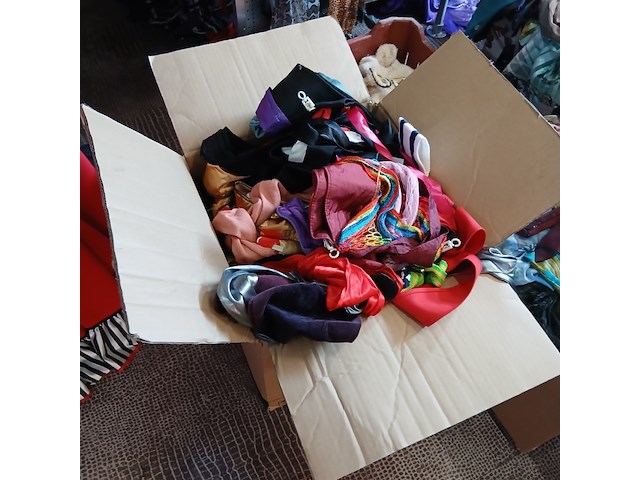 Snorren, baarden, panty's, handschoenen, sjaaltjes, maskers - afbeelding 4 van  8