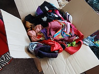 Snorren, baarden, panty's, handschoenen, sjaaltjes, maskers - afbeelding 4 van  8