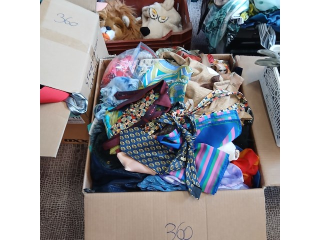 Snorren, baarden, panty's, handschoenen, sjaaltjes, maskers - afbeelding 6 van  8