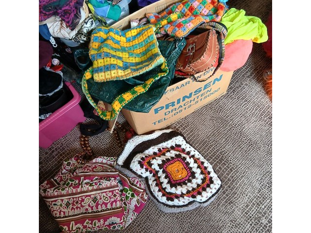 Snorren, baarden, panty's, handschoenen, sjaaltjes, maskers - afbeelding 8 van  8