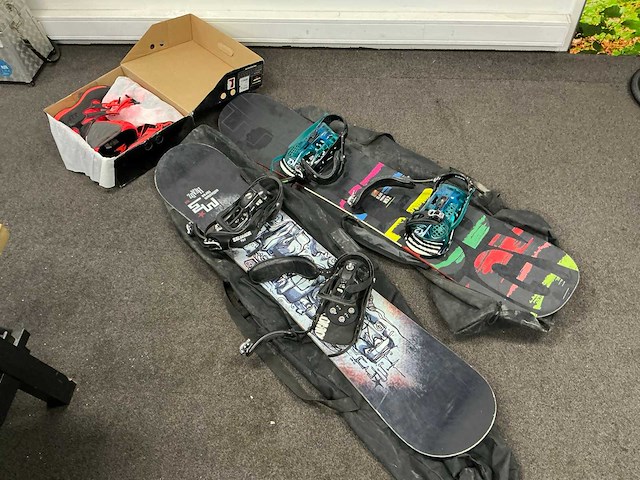 Snowboards&schoenen (3x) - afbeelding 1 van  4