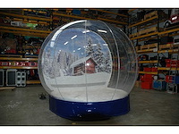 Snowglobe opblaasbaar met houten onderstel - afbeelding 1 van  5