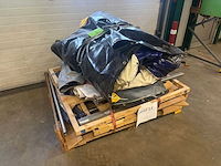 Snowglobe opblaasbaar met houten onderstel - afbeelding 2 van  5