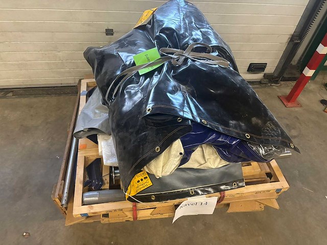 Snowglobe opblaasbaar met houten onderstel - afbeelding 4 van  5