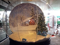 Snowglobe opblaasbaar met houten onderstel - afbeelding 5 van  5