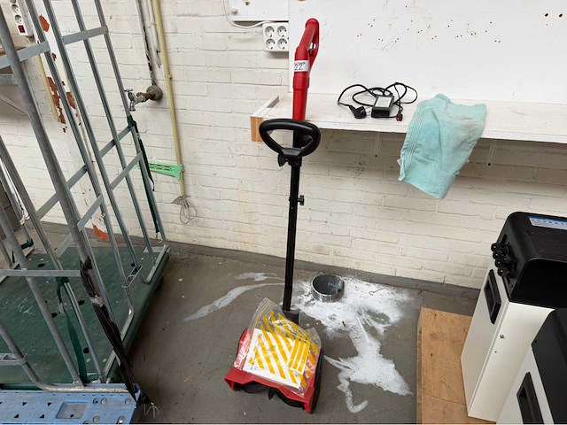 Snowline ss-1300 elektrische sneeuwschuiver 1300w incl. handleiding - afbeelding 1 van  4