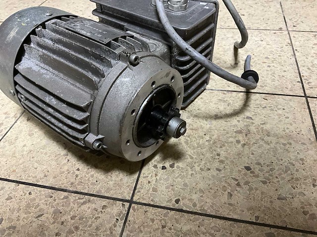 Snt aandrijfmotor - afbeelding 1 van  2