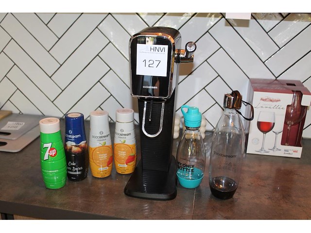 Sodastream apparaat met enkele siropen en drinkflessen. - afbeelding 1 van  2