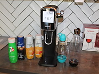 Sodastream apparaat met enkele siropen en drinkflessen. - afbeelding 1 van  2