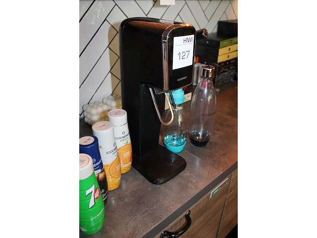 Sodastream apparaat met enkele siropen en drinkflessen. - afbeelding 2 van  2