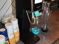 Sodastream apparaat met enkele siropen en drinkflessen. - afbeelding 2 van  2