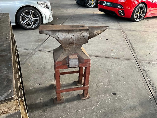 Södderfors - massief smeedijzeren aambeeld op statief met hoorn en hardy-hol 70x18x85cm - afbeelding 1 van  3