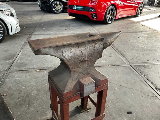 Södderfors - massief smeedijzeren aambeeld op statief met hoorn en hardy-hol 70x18x85cm - afbeelding 2 van  3