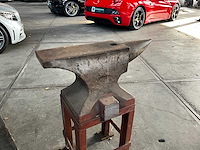 Södderfors - massief smeedijzeren aambeeld op statief met hoorn en hardy-hol 70x18x85cm - afbeelding 2 van  3