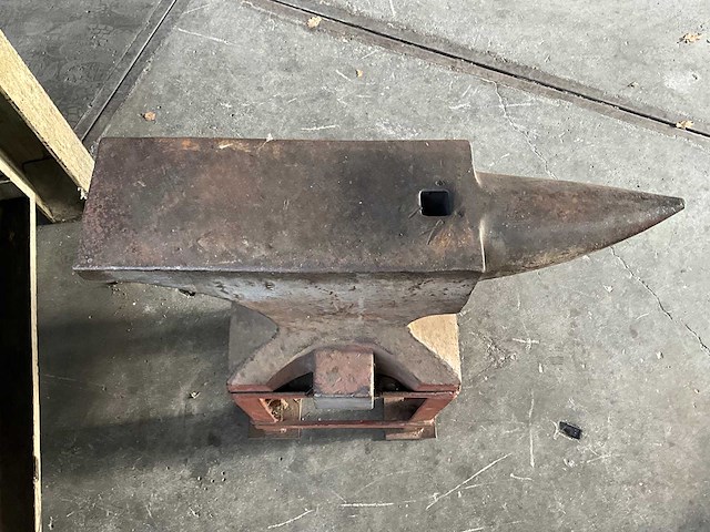 Södderfors - massief smeedijzeren aambeeld op statief met hoorn en hardy-hol 70x18x85cm - afbeelding 3 van  3