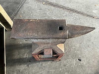 Södderfors - massief smeedijzeren aambeeld op statief met hoorn en hardy-hol 70x18x85cm - afbeelding 3 van  3