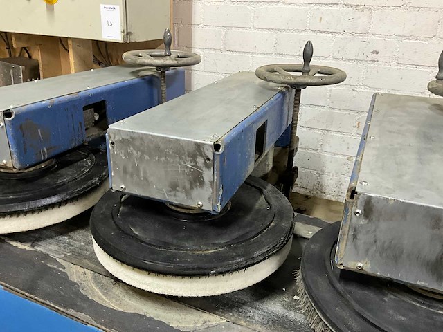 Soest vp-2-400 uitpoets en borstelmachine (c) - afbeelding 4 van  24