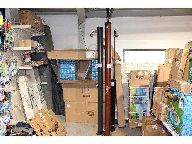 Solardouche showroommodel. hoogte ca. 212 cm. houtlook 18 liter. douchekop ontbreekt - afbeelding 1 van  4