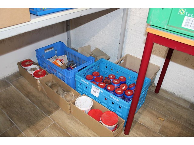 Soldeerproducten w.o. purine, desitol, 40-60, tin, soldeerpasta, etc. in en om 3 kunststof kratten. - afbeelding 1 van  3