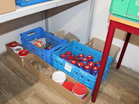 Soldeerproducten w.o. purine, desitol, 40-60, tin, soldeerpasta, etc. in en om 3 kunststof kratten. - afbeelding 1 van  3