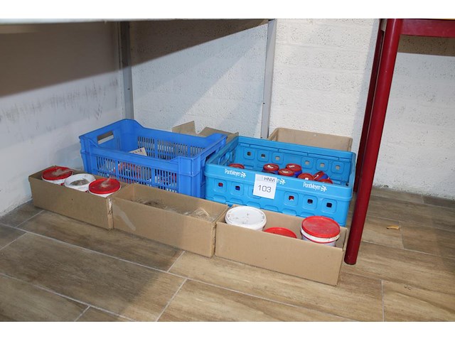 Soldeerproducten w.o. purine, desitol, 40-60, tin, soldeerpasta, etc. in en om 3 kunststof kratten. - afbeelding 2 van  3