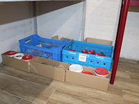 Soldeerproducten w.o. purine, desitol, 40-60, tin, soldeerpasta, etc. in en om 3 kunststof kratten. - afbeelding 2 van  3