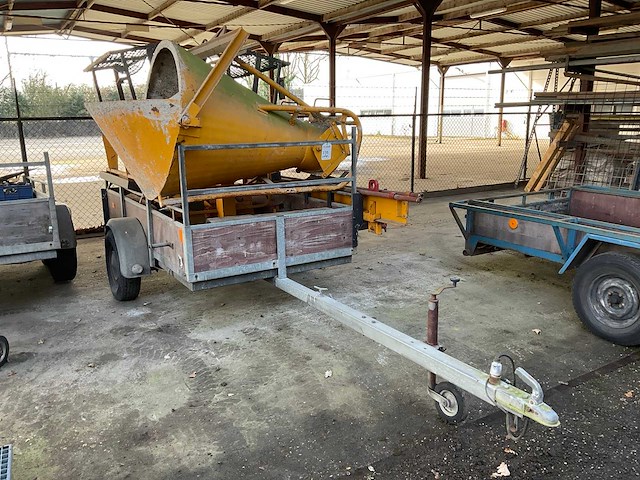Solide aanhangwagen compeet met aannemersmaterialen - afbeelding 2 van  5
