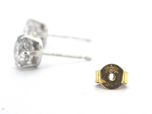 Solitair diamanten oorbellen met goud en platina - afbeelding 5 van  7