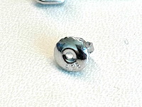 Solitair oorbellen met blauwe briljanten - afbeelding 6 van  7
