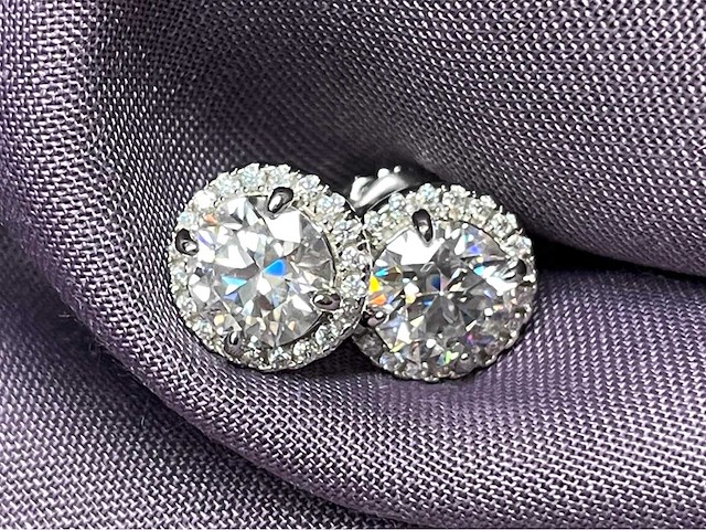 Solitair oorbellen met luxe entourage van hoge kwaliteit briljanten - afbeelding 1 van  7