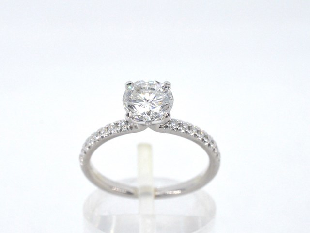 Solitair ring met een natuurlijke diamant en kleine briljant geslepen diamanten - afbeelding 1 van  10