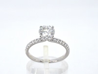 Solitair ring met een natuurlijke diamant en kleine briljant geslepen diamanten