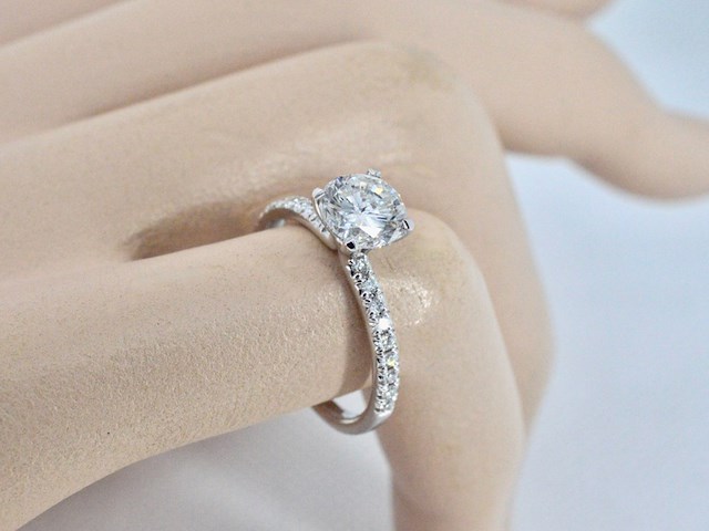 Solitair ring met een natuurlijke diamant en kleine briljant geslepen diamanten - afbeelding 3 van  10
