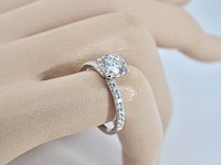 Solitair ring met een natuurlijke diamant en kleine briljant geslepen diamanten - afbeelding 3 van  10