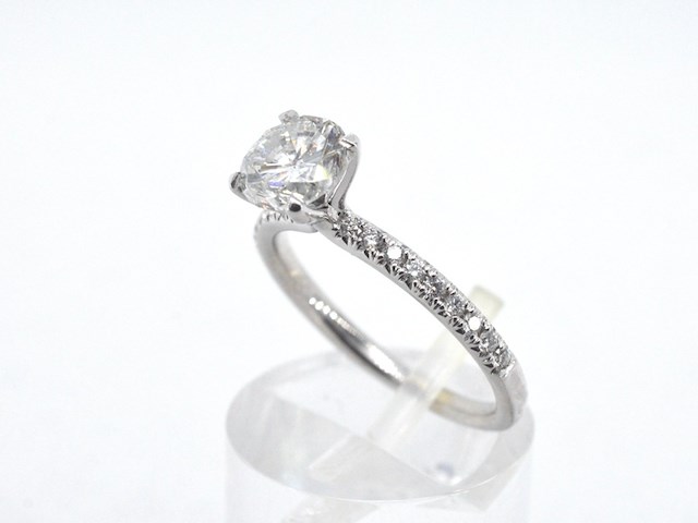 Solitair ring met een natuurlijke diamant en kleine briljant geslepen diamanten - afbeelding 4 van  10