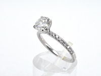 Solitair ring met een natuurlijke diamant en kleine briljant geslepen diamanten - afbeelding 4 van  10