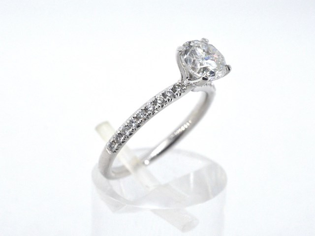 Solitair ring met een natuurlijke diamant en kleine briljant geslepen diamanten - afbeelding 5 van  10