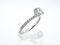 Solitair ring met een natuurlijke diamant en kleine briljant geslepen diamanten - afbeelding 5 van  10