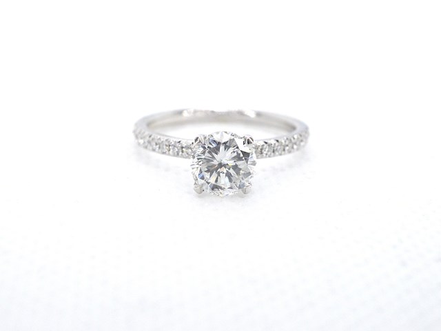 Solitair ring met een natuurlijke diamant en kleine briljant geslepen diamanten - afbeelding 6 van  10