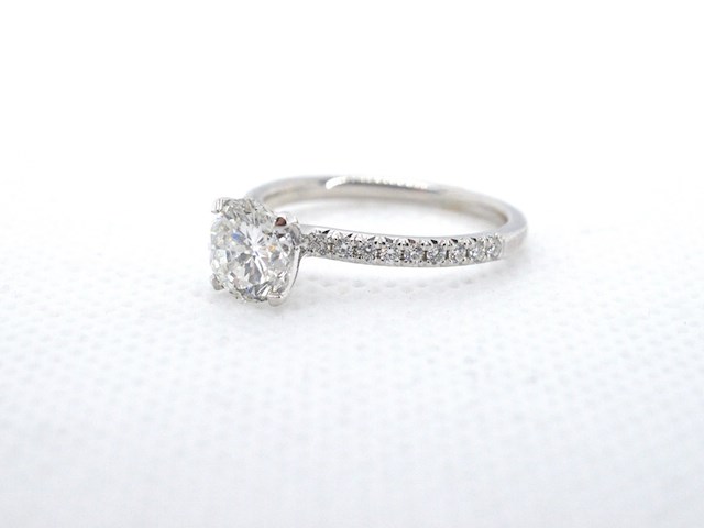 Solitair ring met een natuurlijke diamant en kleine briljant geslepen diamanten - afbeelding 7 van  10