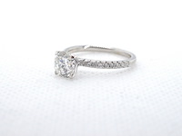 Solitair ring met een natuurlijke diamant en kleine briljant geslepen diamanten - afbeelding 7 van  10