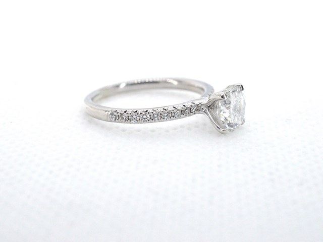 Solitair ring met een natuurlijke diamant en kleine briljant geslepen diamanten - afbeelding 8 van  10