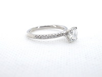 Solitair ring met een natuurlijke diamant en kleine briljant geslepen diamanten - afbeelding 8 van  10