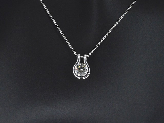 Solitaire hanger met een natuurlijke briljant geslepen diamant, excl. ketting - afbeelding 1 van  9