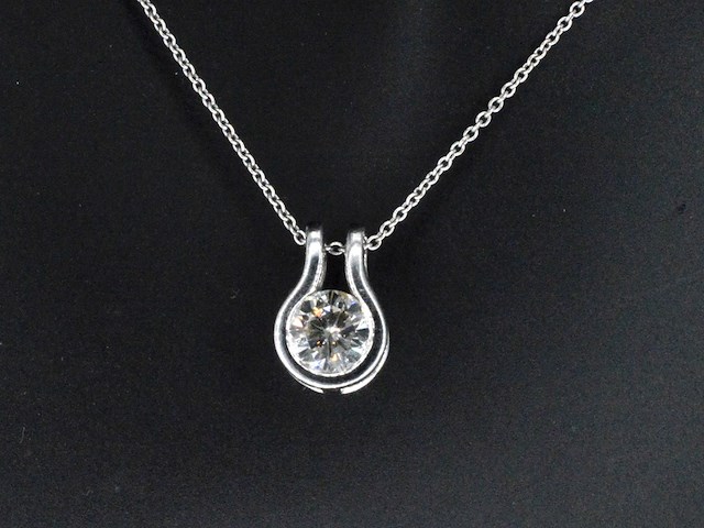 Solitaire hanger met een natuurlijke briljant geslepen diamant, excl. ketting - afbeelding 2 van  9