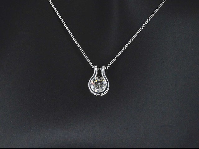 Solitaire hanger met een natuurlijke briljant geslepen diamant - afbeelding 1 van  8