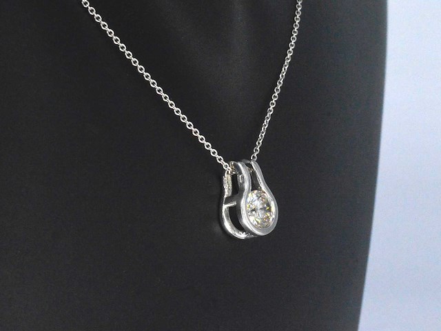 Solitaire hanger met een natuurlijke briljant geslepen diamant - afbeelding 4 van  8